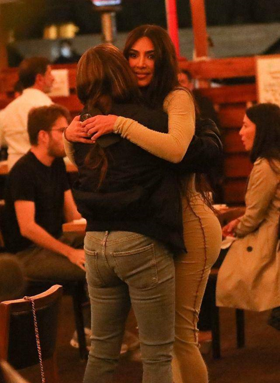 金·卡戴珊|卡戴珊分手后穿紧身衣和闺蜜逛夜店,面带微笑放飞自我