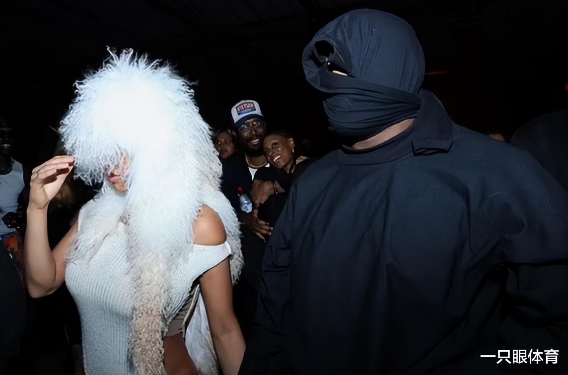 另类!侃爷现身秀场,包裹严实仅留一条缝看路,妻子顶一头白毛