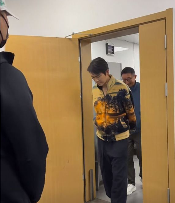 钟汉良|48岁钟汉良现身公司参观,头发浓密颜值回春,穿搭遭网友吐槽