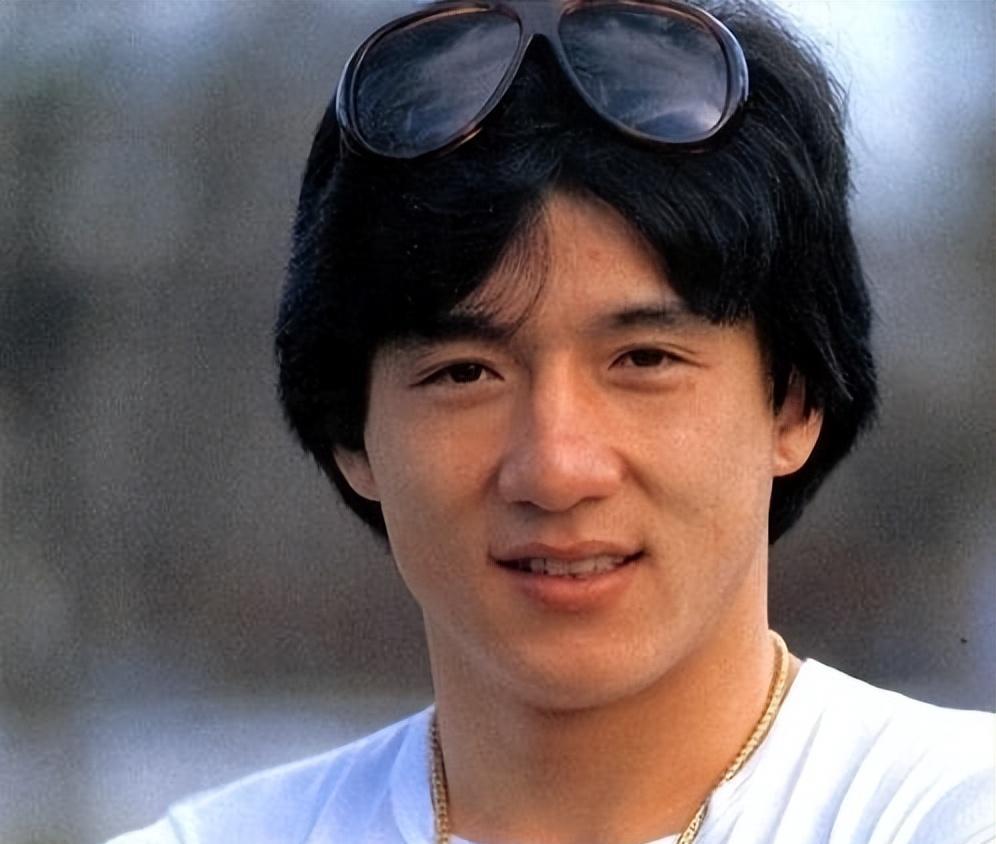 米雪|成龙苦追八年,67岁沦落酒楼卖唱?