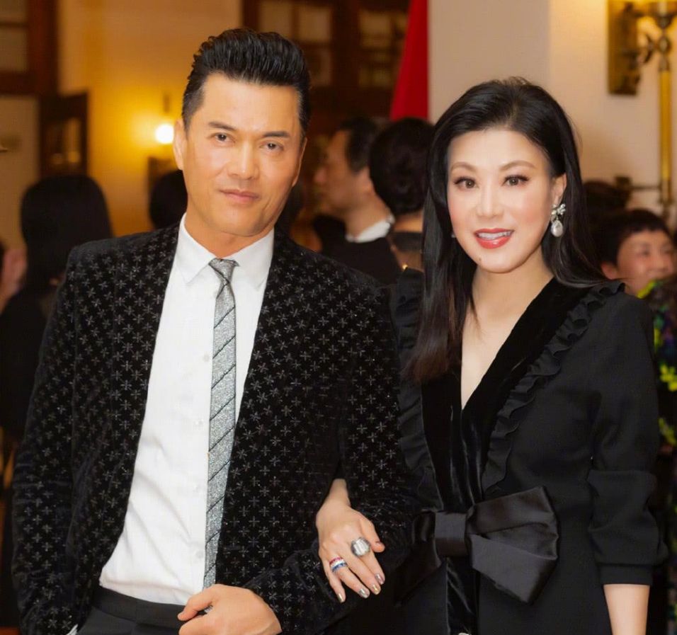 6位来内地娶妻的中老年港星:娶富婆、买豪宅,他比妻子大40岁