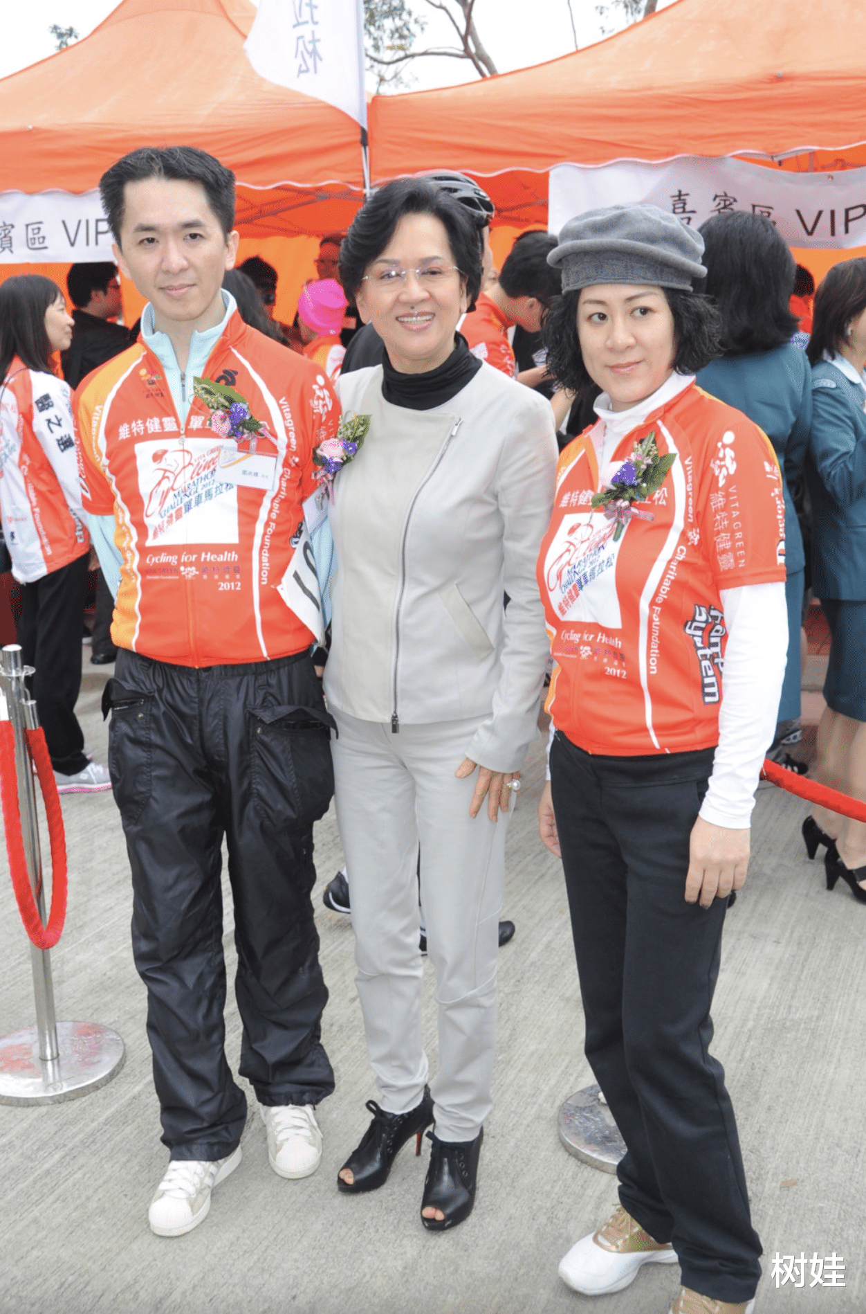 邓兆尊|洪金梅女儿邓小艾罕露脸,浓妆艳抹像母亲,获分8亿遗产后成贵妇