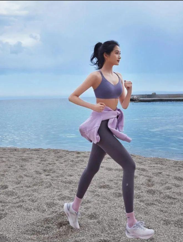 关晓彤|戛纳红毯，关晓彤被嘲膀大腰圆不如冰冰，不过大长腿依旧迷人