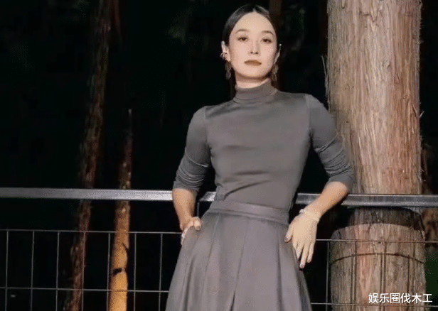 马伊琍|马伊琍街头喝咖啡！素颜踩拖鞋逗猫没包袱，姚笛苦果只能自己尝