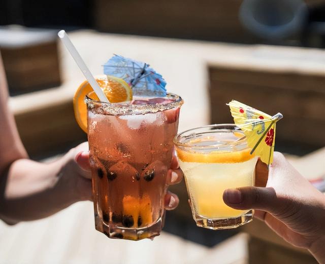 晨起空腹喝水,比不吃早餐的危害还大?提醒:有2种水不能碰