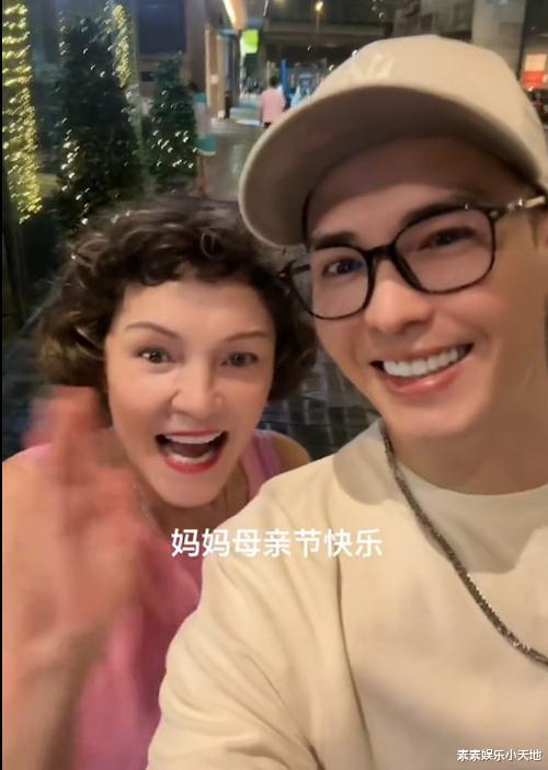 张柏芝|张柏芝和两个亲弟罕见合影,帮姐姐照顾62岁妈妈,姐弟感情很好