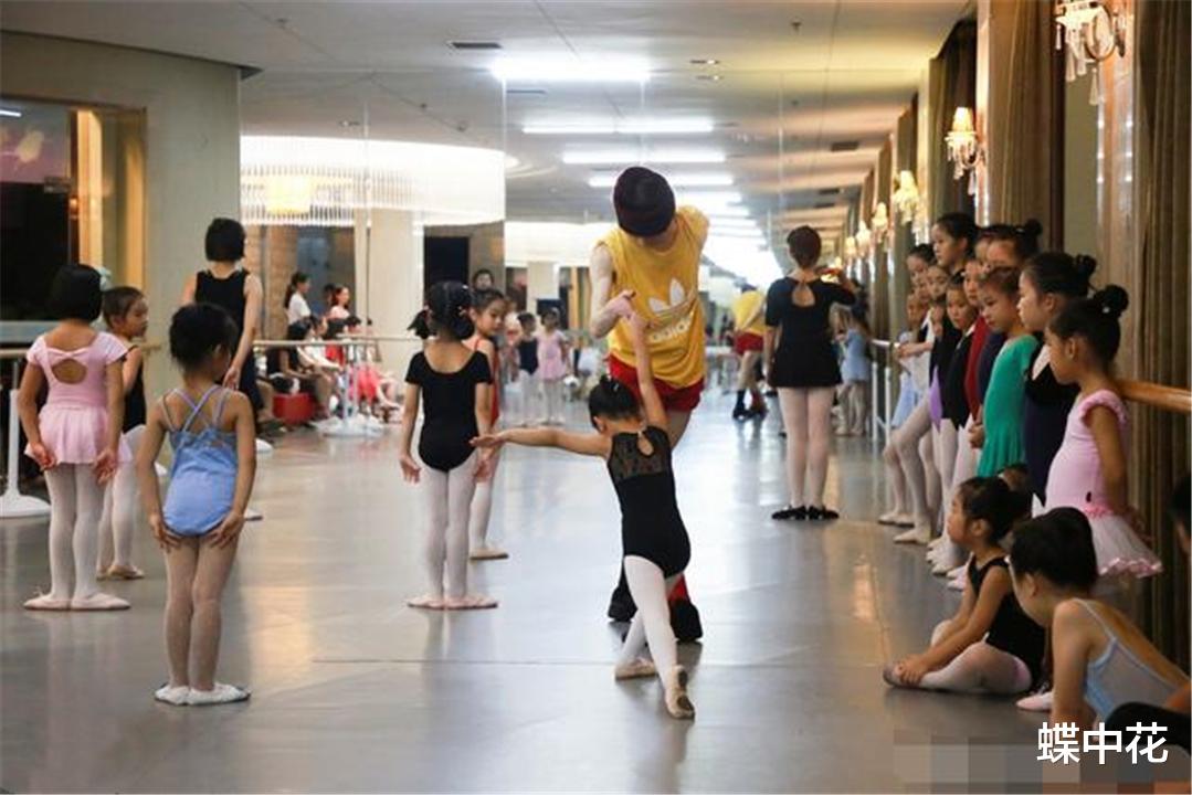 46岁“巨婴”只会跳舞，衣服不会洗，年薪百万却没人愿意嫁