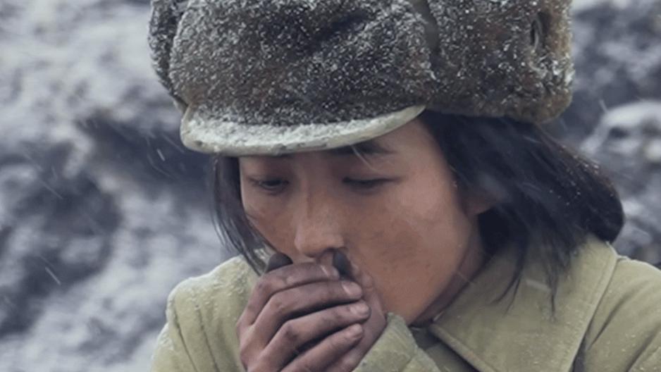 同样演志愿军吃土豆，把易烊千玺和张子枫放在一起看，差别出来了