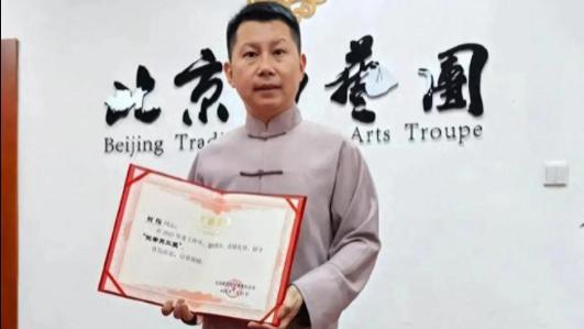 何云伟被曲协摘字引热议，证书上没有“云”字，本人回应笑掉大牙