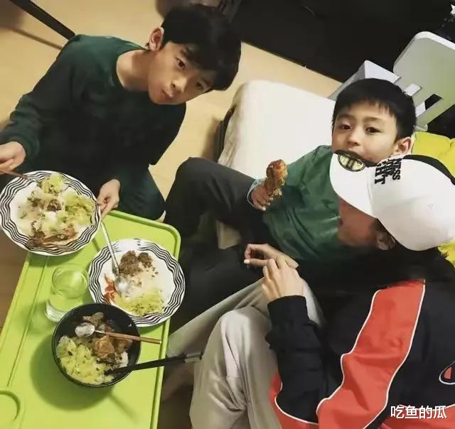 谢振轩跟父亲出门显差劲：不帮谢霆锋背包，脖子前倾，没独立能力