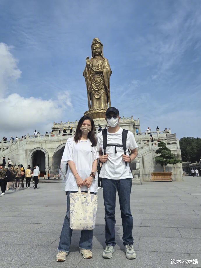 张智霖夫妇现身普陀山！52岁张智霖白发抢镜，全程冷脸，发文疑暗指不顺 ！