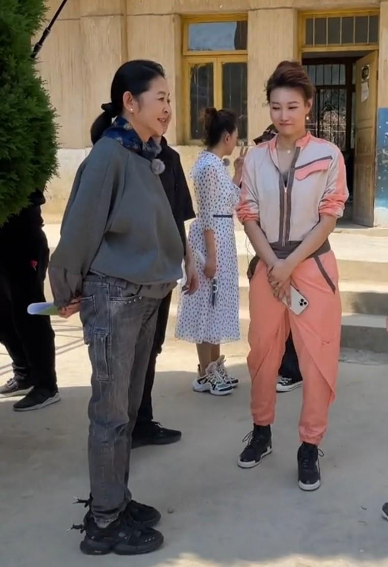 看路人拍倪萍，减肥没变漂亮反而更像老太婆了