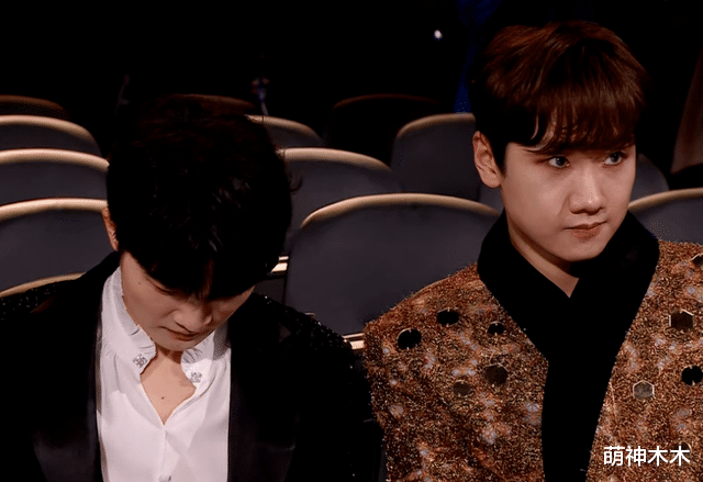 星光大赏台下好精彩：胡歌无聊睡着，赵露思看手机，王一博玩快闪