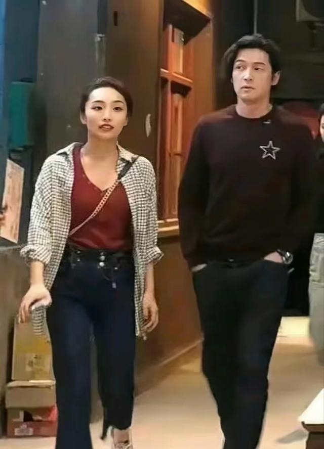 胡歌老婆黄曦宁罕见露面,很普通,真的想不明白,国民男神胡歌为什么会娶她!