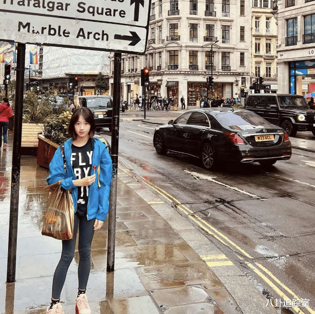 吴尊女儿近照引争议!双腿太细似骷髅、被骂太虚荣,五官如爸复制