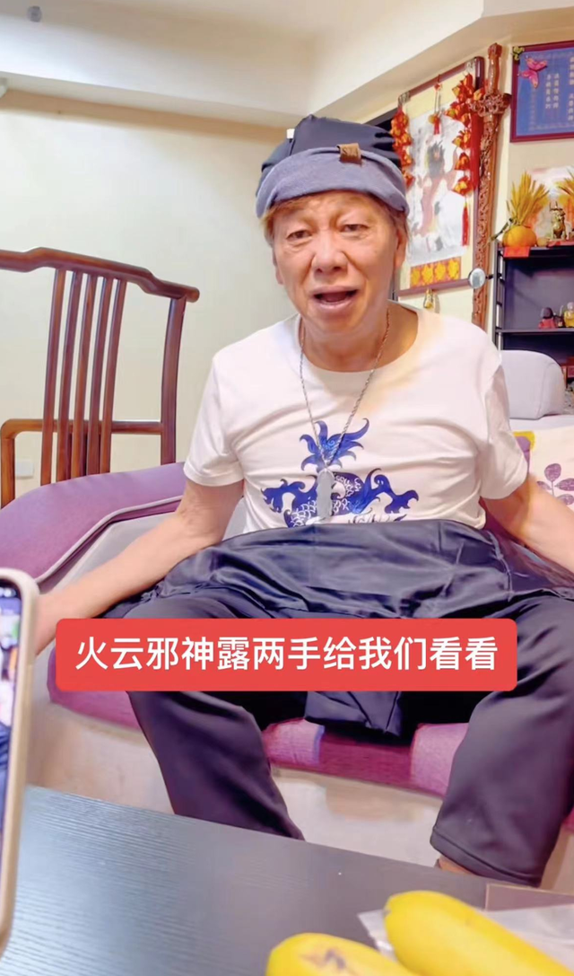 刘德华|74岁梁小龙定居内地,给粉丝表演后空翻出意外,头先着地摔成重伤!