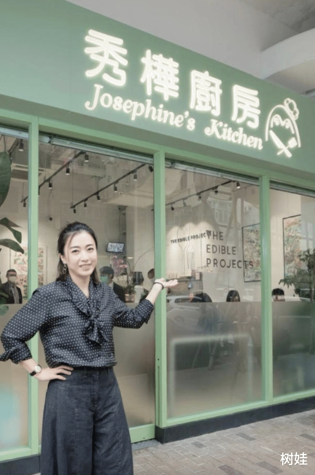 甘比|甘比晒小女儿视觉照,身着黑西装干练有范儿,手上包包价值250万