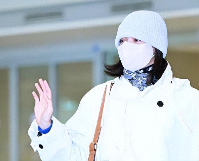 Lisa疯马秀彩排视频被曝,仅1条珍珠腰链,返韩遭堵!