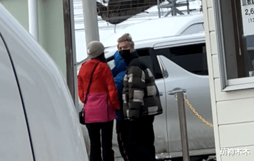 鹿晗|没分手！鹿晗关晓彤日本度假被偶遇，女方千元私服被吐槽太土