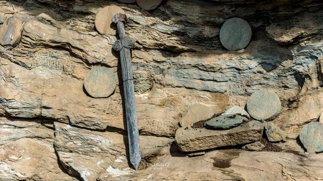 亚努科维奇|700年不朽！武当山的悬崖上的挂着神秘桃木剑，据传是“镇山剑”