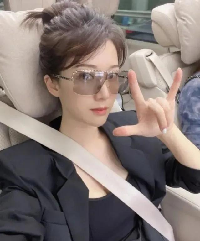 李念|38岁女星李念官宣怀三胎，网友：建议有钱人起码生十个打底