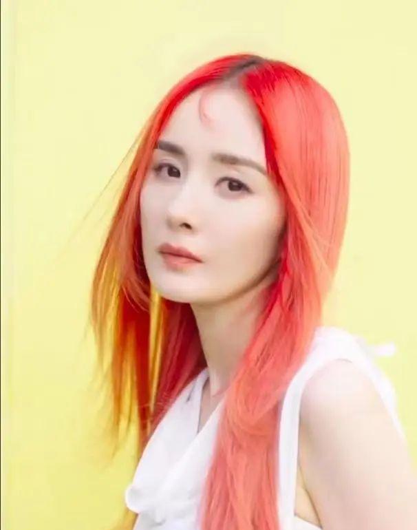 杨幂|36岁杨幂红发造型曝光，精修与未修图差距大，头发稀松还在强撑少女感