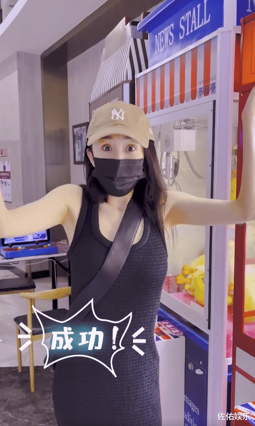 杨幂童心未泯街头夹娃娃，活蹦乱跳可爱如初恋，助理现场传功超有趣