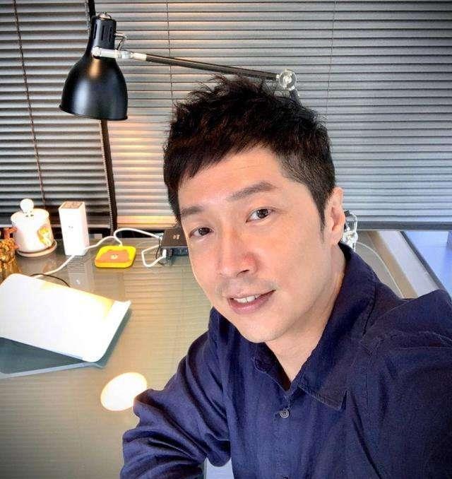 他是TVB时间管理大师，51岁当选香港公务员，只谈一场恋爱很孝顺！