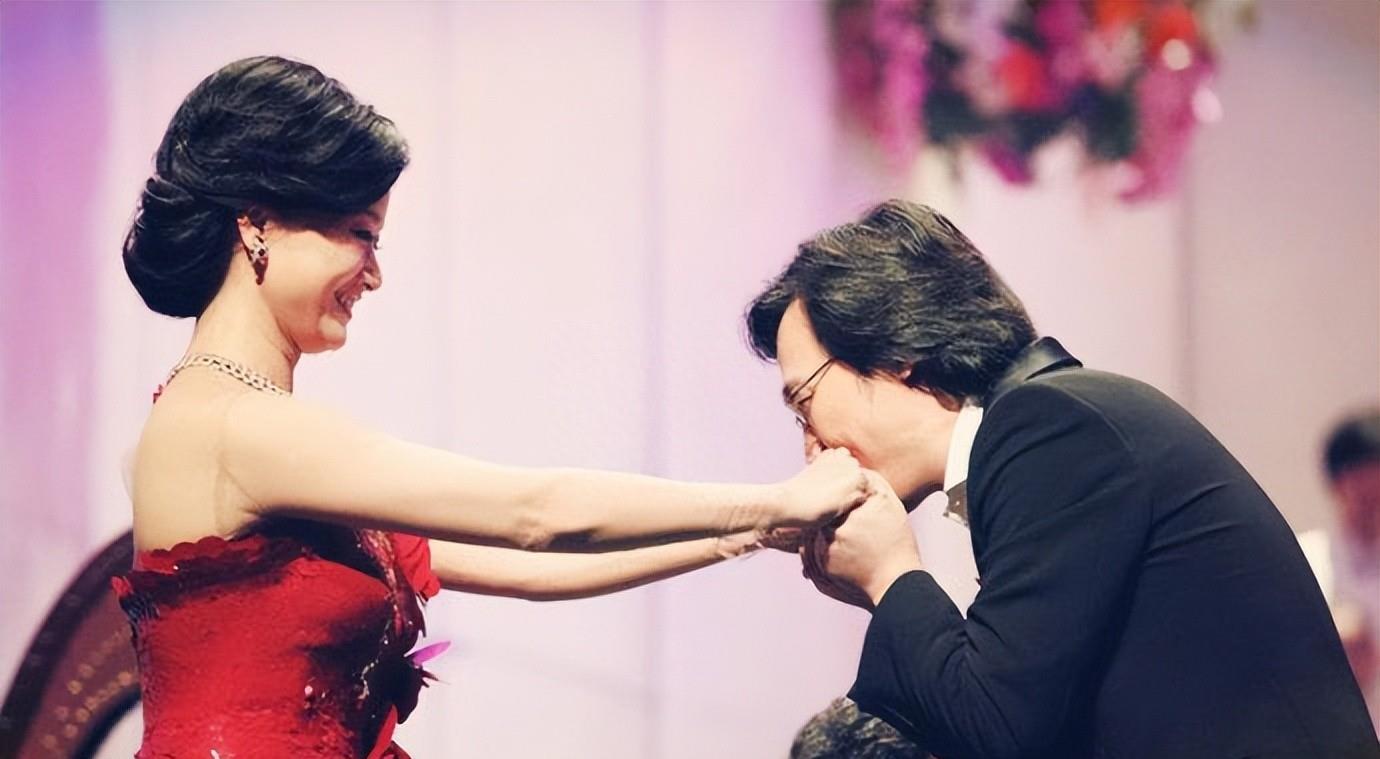 连续24年登上春晚,成龙不敢“触碰”的女人,宋祖英到底什么背景