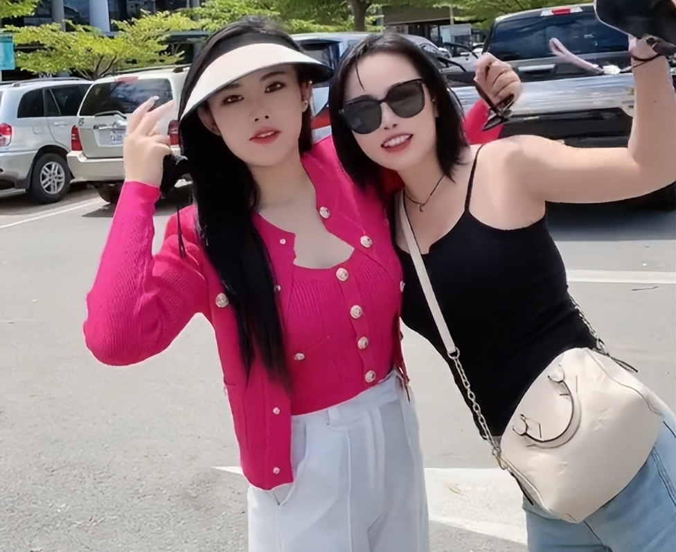 柬埔寨依晴晒接机画面,拉来1个猪头获20W奖金,疑成周主管保护伞