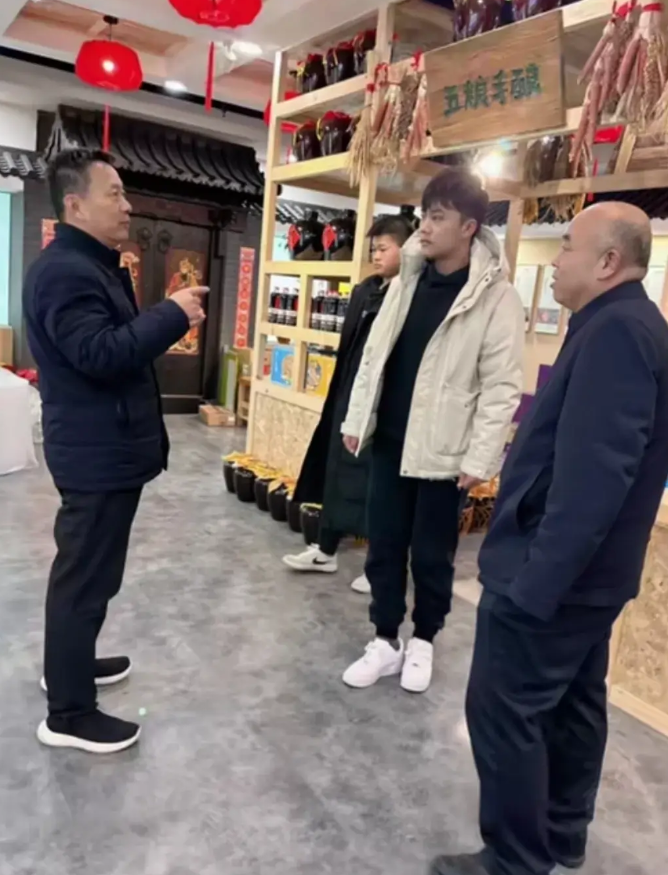 解清帅又上热搜，带着一家人直播卖货，场面尴尬遭网友批评取关