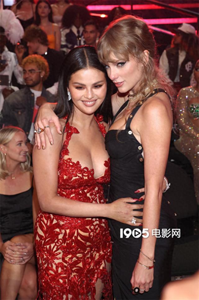 好姐妹!“霉霉”横扫九项大奖 与赛琳娜亲切相拥