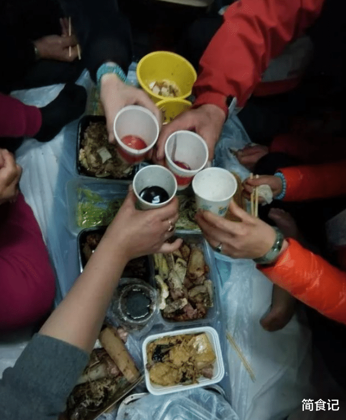 美食文化|东北人的火车饮食文化,看他们在车上吃这些,比吃东北大席还过瘾