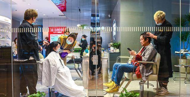 发型|为什么最近理发店里很少有人来剪头发?这是怎么回事?一文解惑