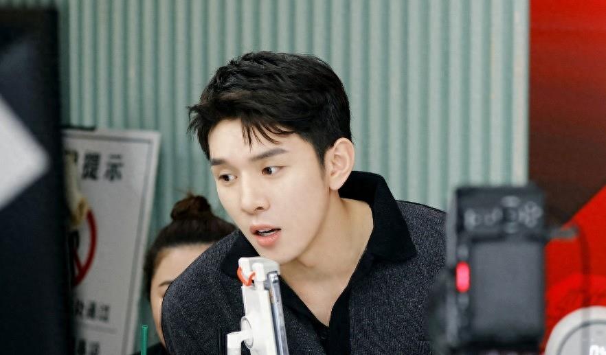 央视出手,李佳琦将要凉凉,昔日的口红一哥走下神坛!