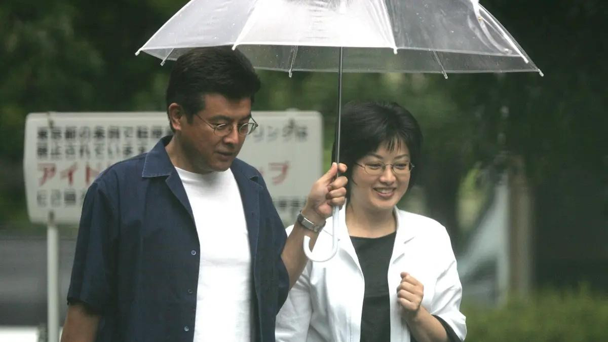 三浦友和|71岁三浦友和儒雅帅气，和山口百惠结婚42年，把爱妻宠出幸福肥