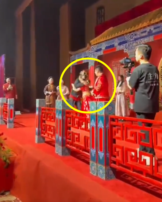 撒贝宁主持外甥婚礼，现场拥抱新娘太激动，幽默调侃婚礼像春晚