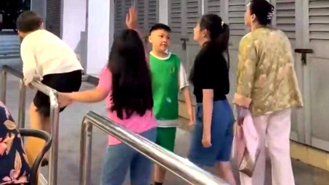 张兰祖孙三代新加坡团圆，9岁小玥儿身高快赶上奶奶，侧颜神似大S