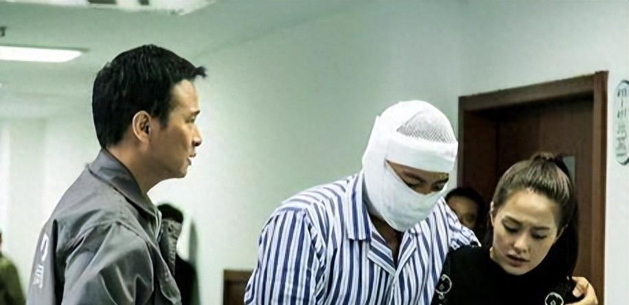 著名演员谷智鑫在34岁被马踩成废人,孕妻8年如一日,一把屎一把尿在病榻前伺候