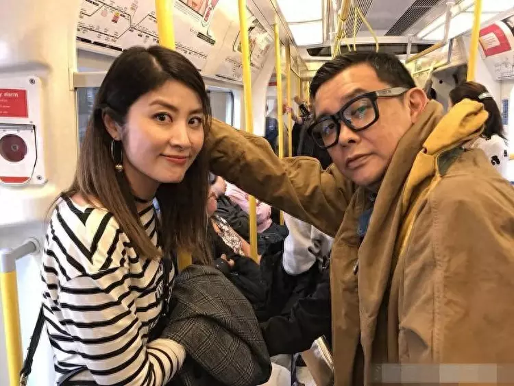 胡歌抱熊猫搭地铁因没人让座惹怒粉丝,网友:为什么要给他让座?