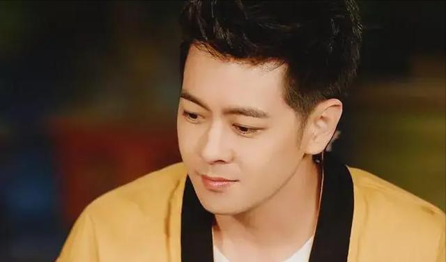 |48岁林志颖车祸后罕露面,携娇妻在米兰看赛车,胡子拉碴大变样