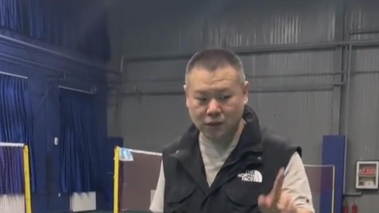 岳云鹏|38岁岳云鹏两鬓已花白，大块斑秃似卤蛋，打球不受私生子风波影响