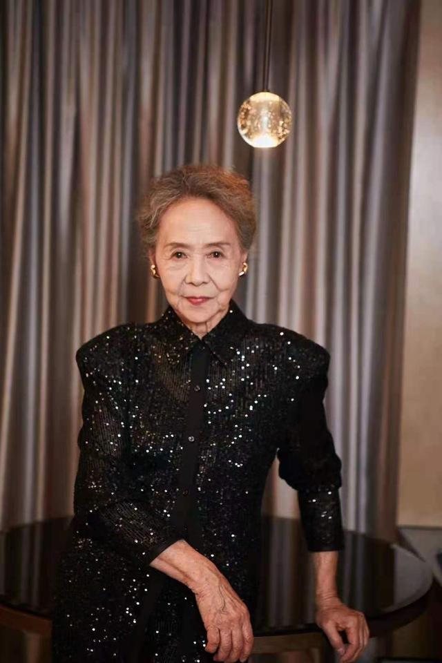 发型 上了年纪的女人，才不要选大背头、大妈卷，这3款发型，优雅减龄