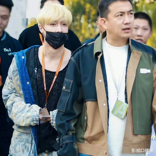 黄多多回国参加戏剧节，穿着与留学时大不同，还在为混娱乐圈铺路