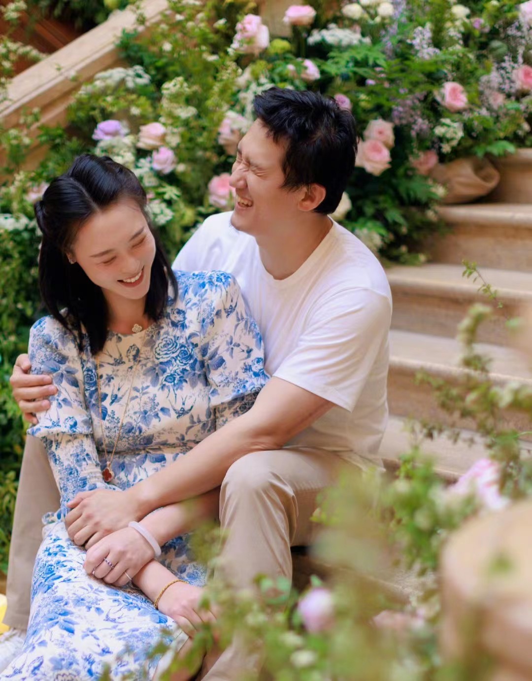 1米91女排女神惠若琪晒结婚5周年:老公抱着女儿陪伴在身边 - 体育资讯