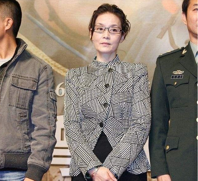 防晒 60多的女性：要想出类拔萃，着装，头发很重要，从潘虹身上就能看出