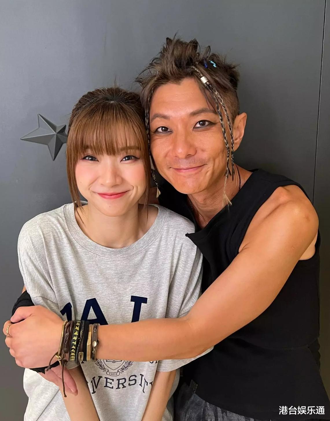 知名港星被指吃女团豆腐，后台合影时狠狠搂抱还压胸、贴脸