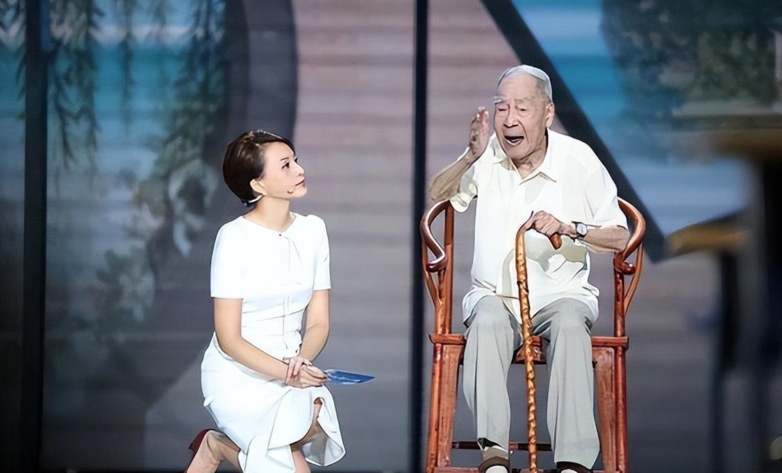 “央视一姐”到“查无此人”，49岁的董卿，终于落到今天这一下场