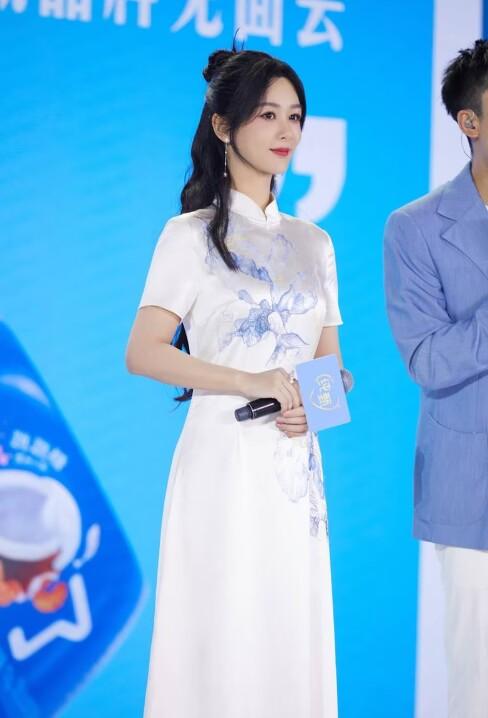 原来杨紫还有这一面！穿上旗袍后，端庄得像是“主持人”