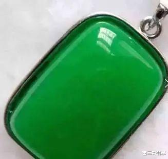 翡翠也会“穿衣”？这种翡翠不要碰！